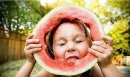 吃瓜吃到自己死讯全文免费,从吃瓜到意外离世，一场荒诞人生的悲喜剧